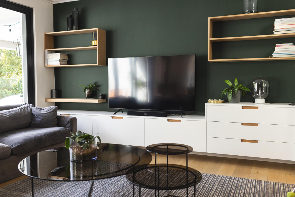 Który mebel pod telewizor sprawdzi się najlepiej w małym salonie?